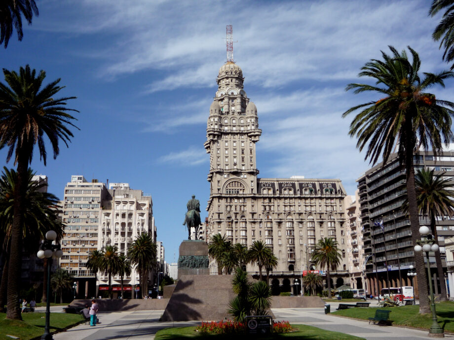 La IA en el mercado laboral creció 154% en Uruguay