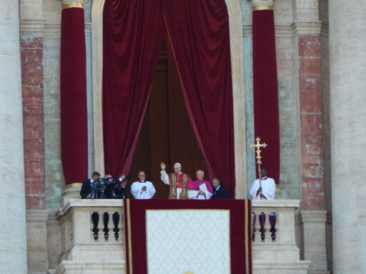 El Papa Francisco fallece a los 88 años ¿Qué pasará con la Iglesia Católica? — Historico