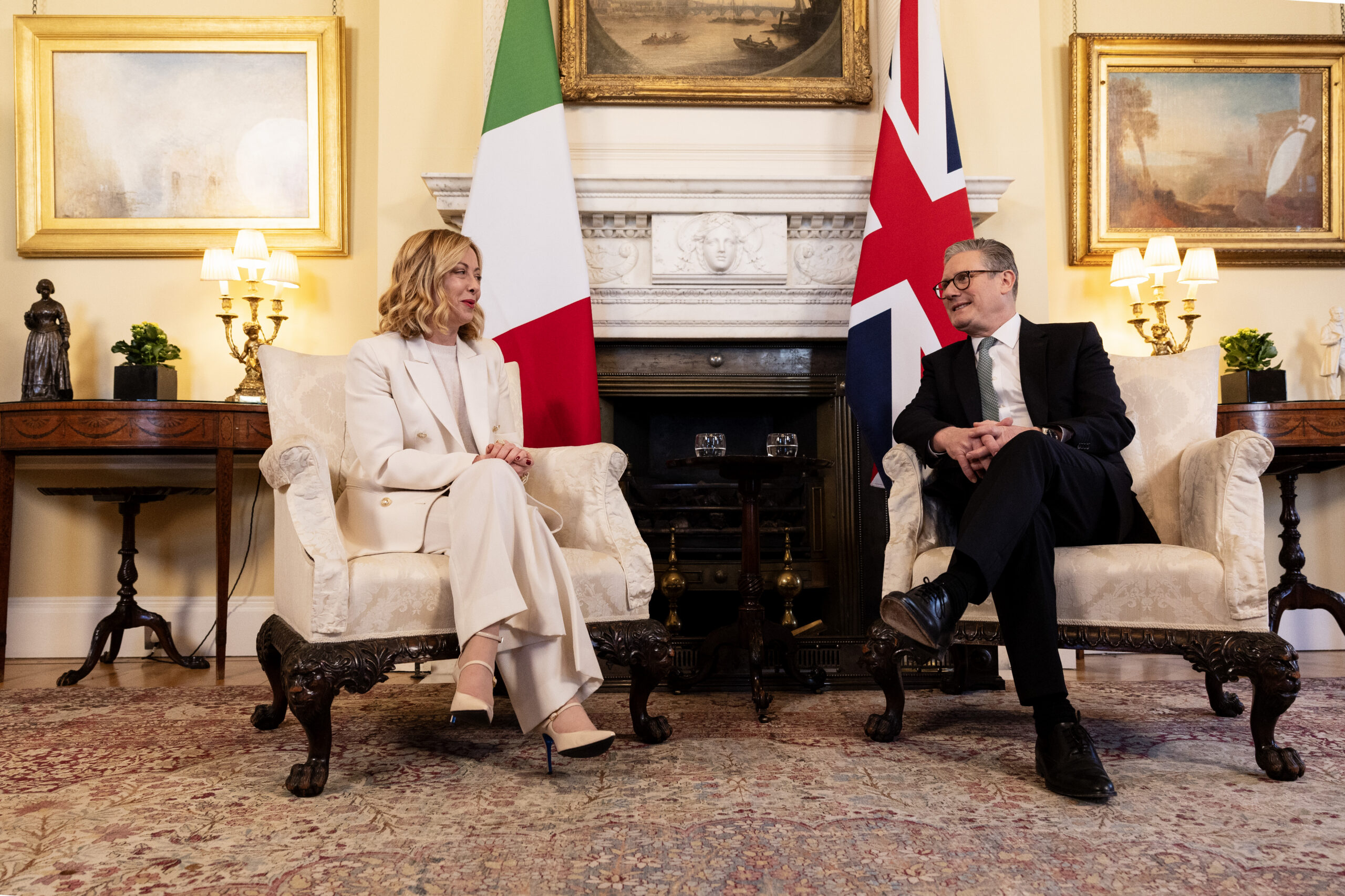 Giorgia Meloni en reunion bilateral, foto real
