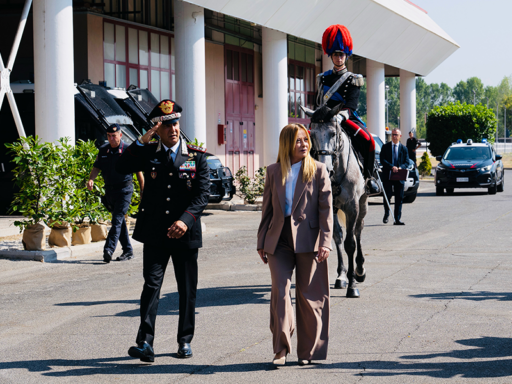 Giorgia Meloni visita a los Carabinieri en 2026: la respuesta oficial tras los choques en el Valle de Susa