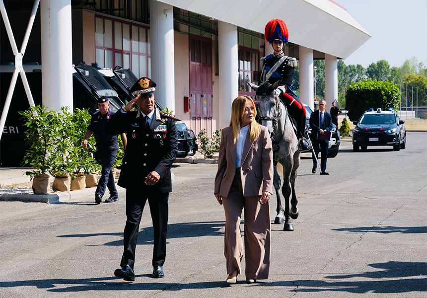 Giorgia Meloni visita a los Carabinieri en 2026: la respuesta oficial tras los choques en el Valle de Susa