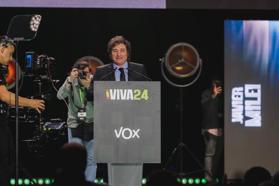 Javier Milei firma solicitud para que los argentinos viajen a EE. UU. sin visa