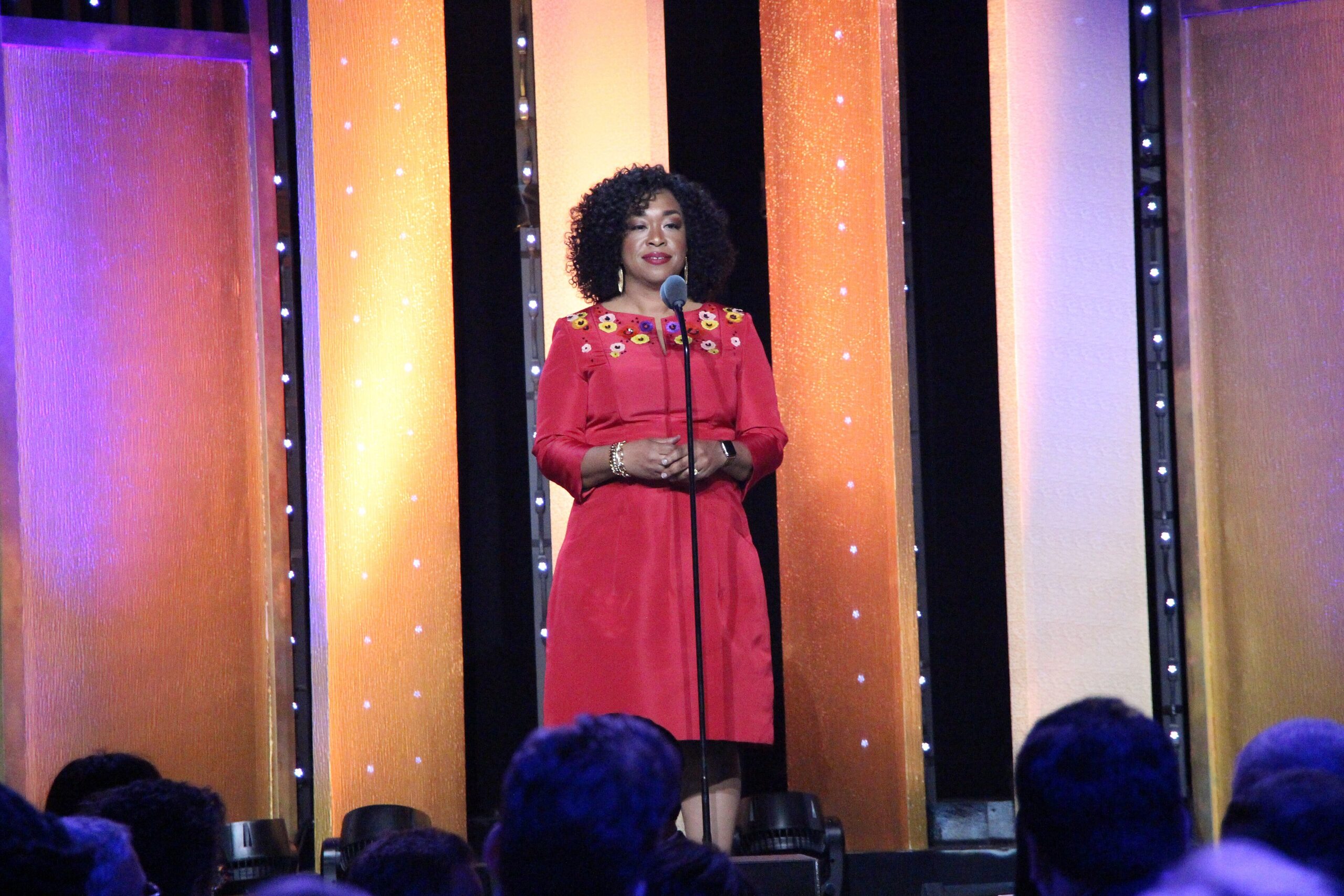 shonda rhimes renueva su - Del drama médico a la pantalla global: la trayectoria de Shondaland — Foto: Peabody Awards, CC BY 2.0