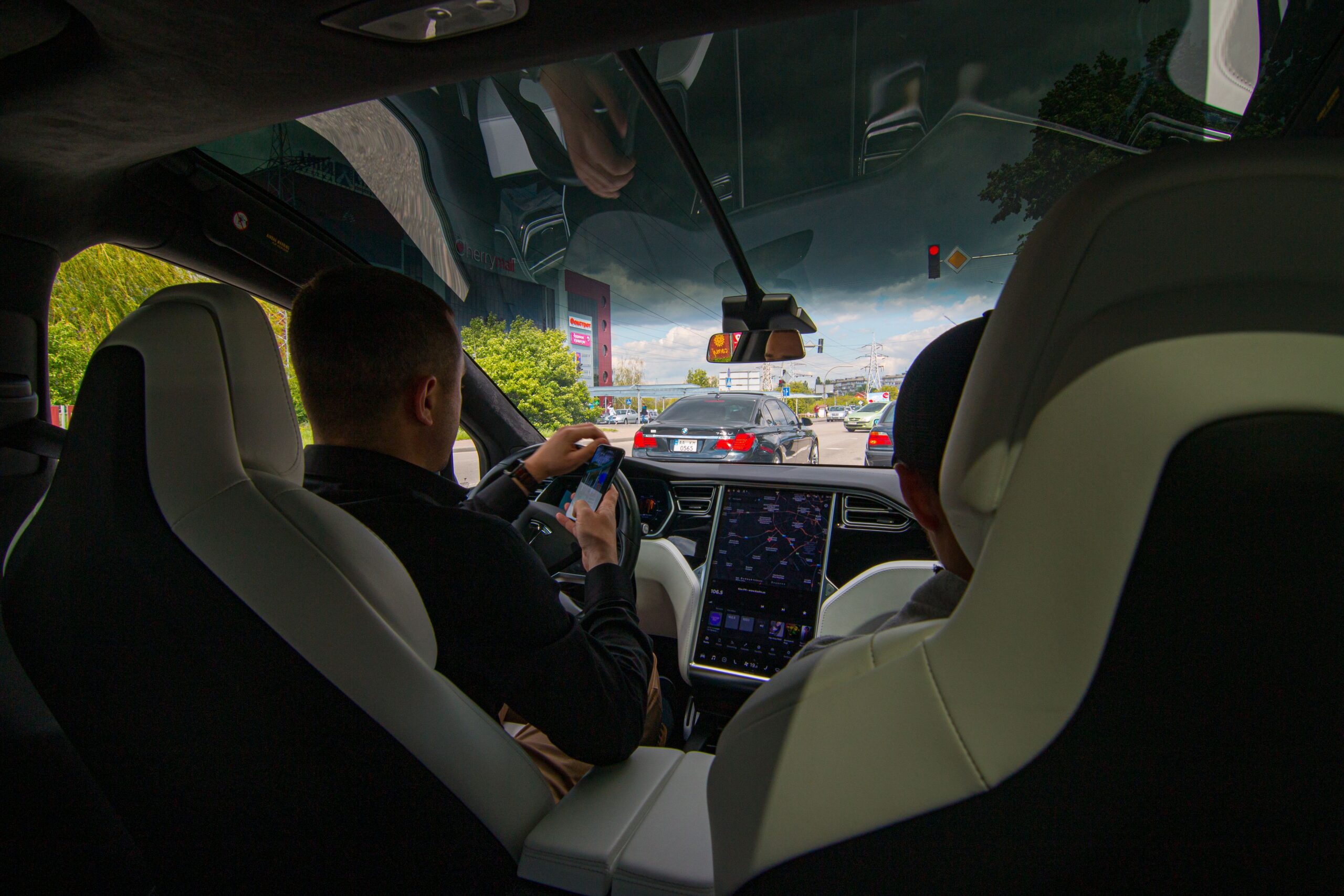 tesla 2026 - Migrantes latinos y la atracción por los autos eléctricos
