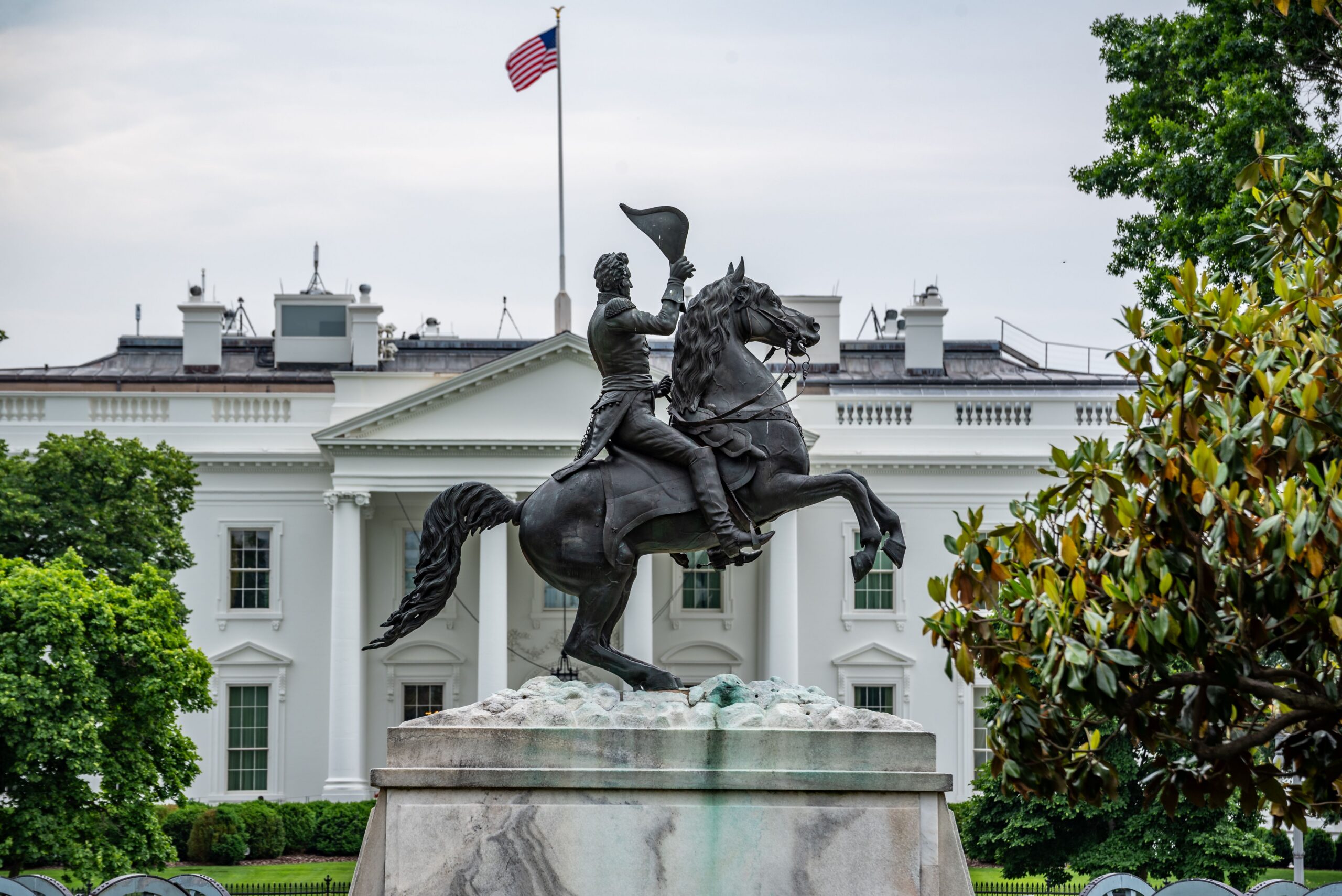 trump politicas - La presión de los medios y la opinión pública sobre la política de Trump