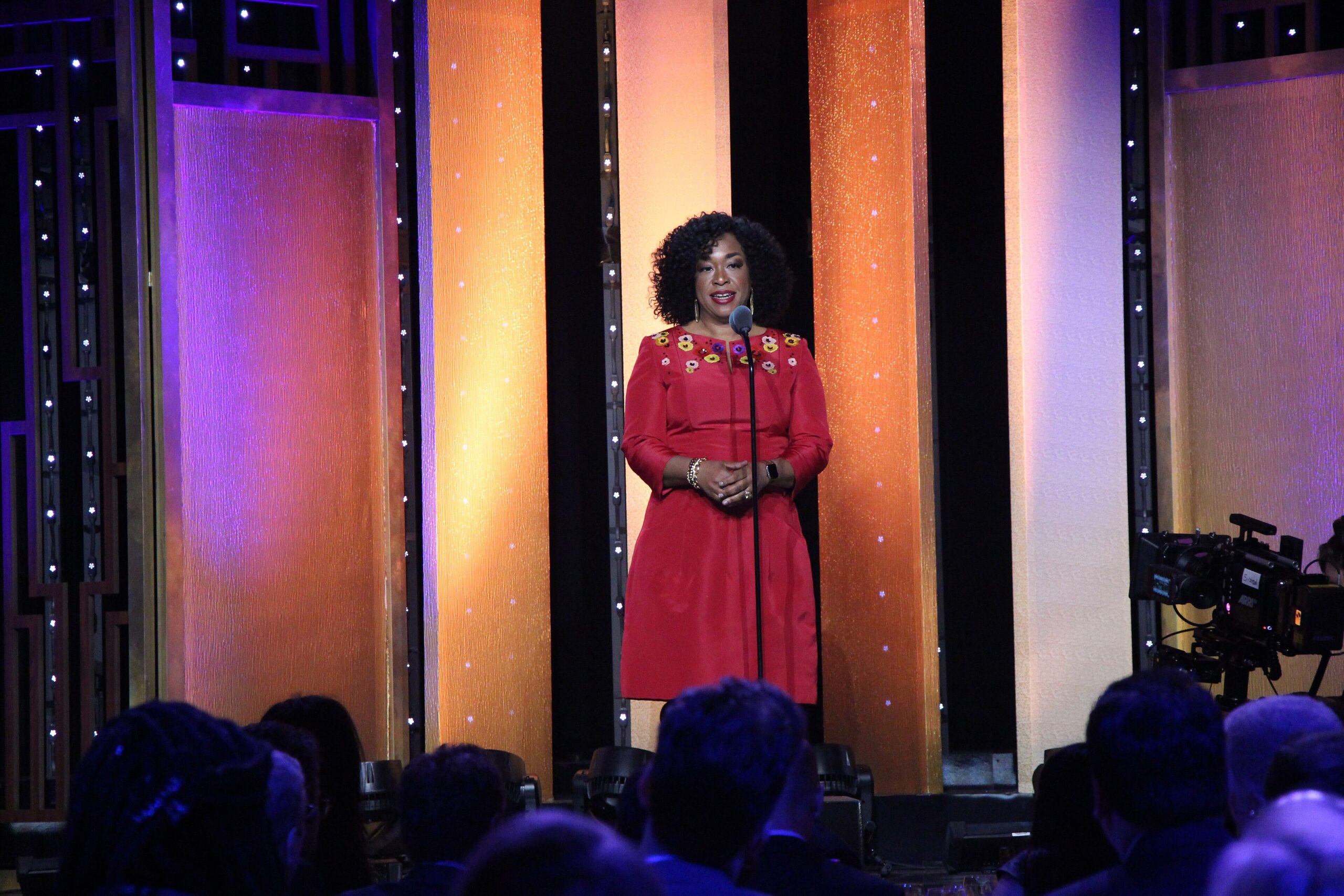 shonda rhimes renueva su - Shonda Rhimes y la expansión de la propiedad intelectual de Shondaland — Foto: (Photo/Sarah E. Freeman/Grady College, freemans@uga.edu in New York City, Georgia, on Saturday, May 21, 2016), CC BY 2.0