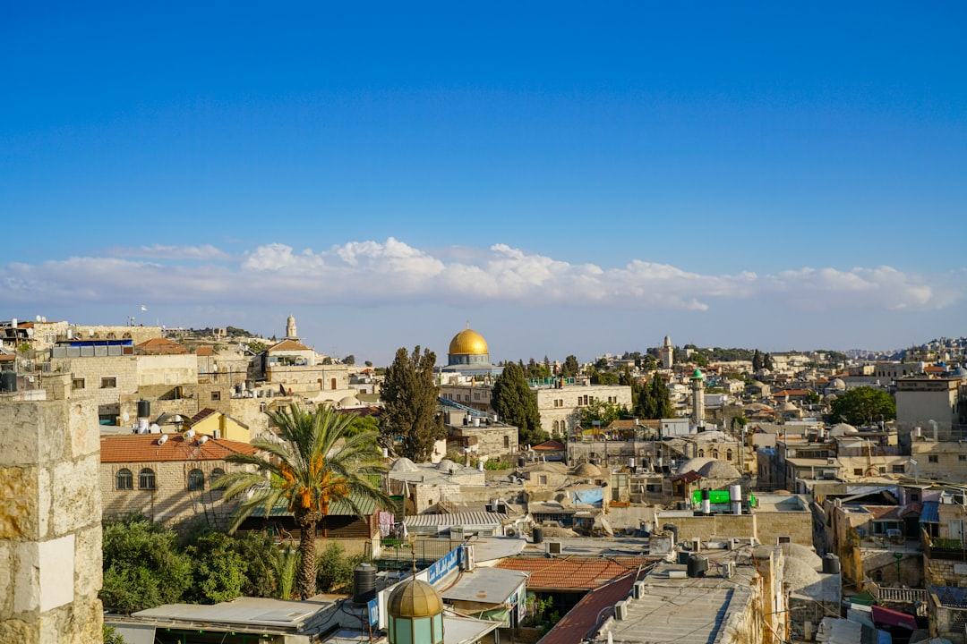 dos perfiles de colonos - Impacto socioeconómico y territorial en la población palestina