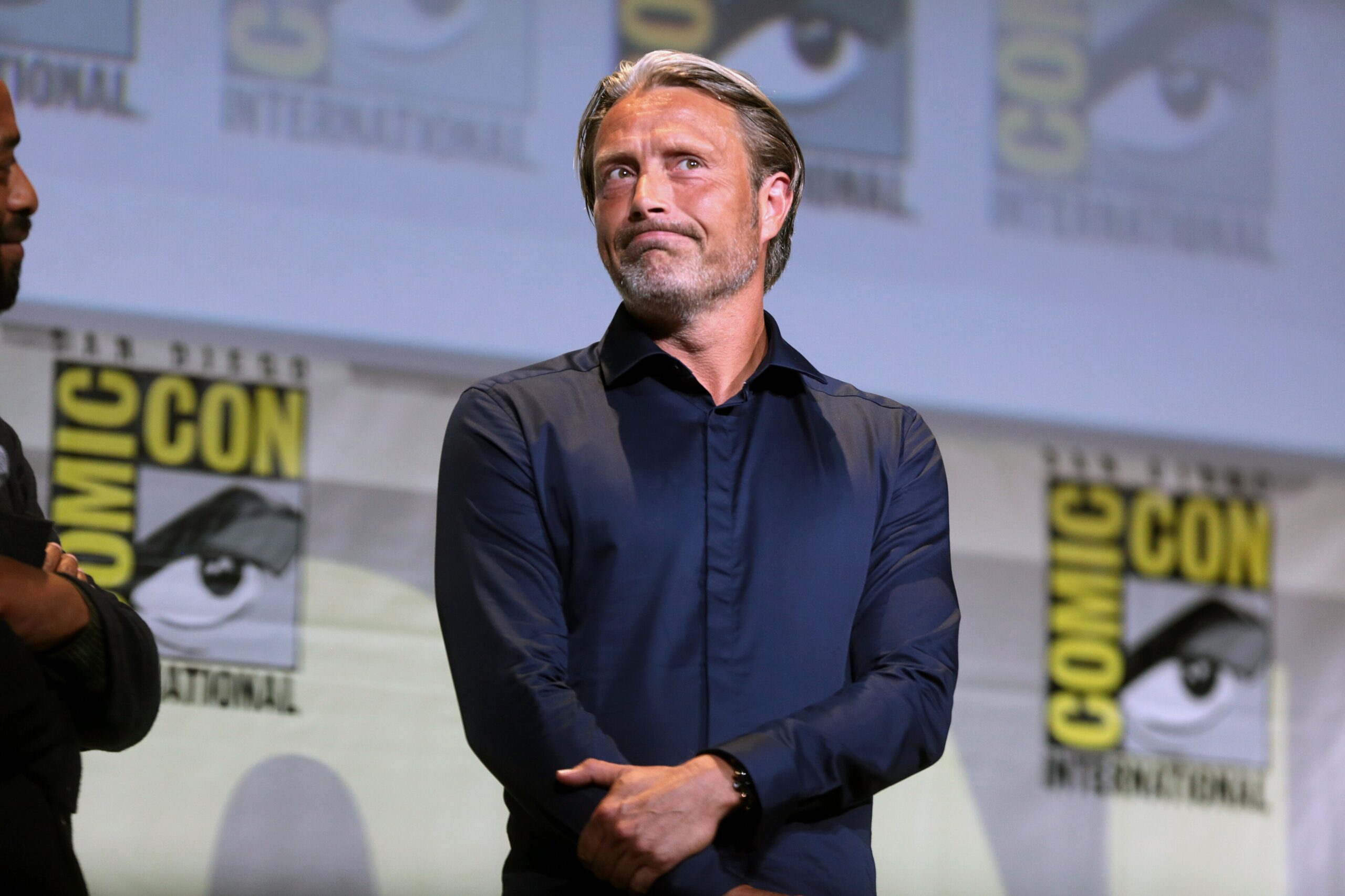 Mads Mikkelsen - El retorno a la pantalla danesa con "El Guardián de la Luz" (2023)