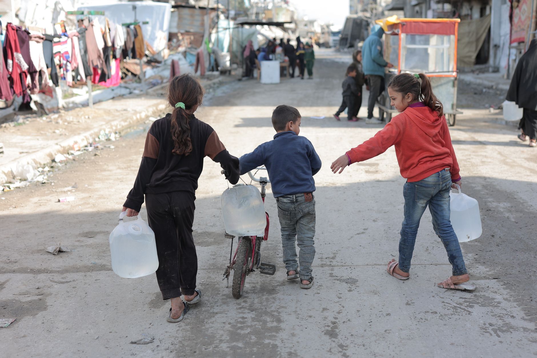 niños buscan refugio bajo - Impacto en la infraestructura civil