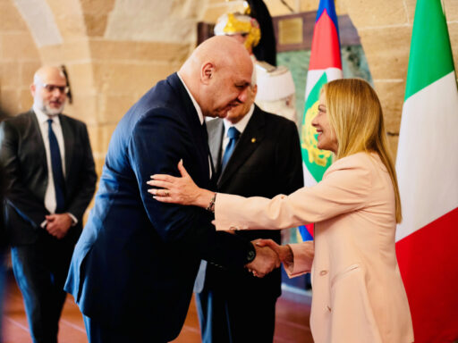 Giorgia Meloni recibe abucheos en Tarento 2026: el histórico encuentro con el presidente libanés