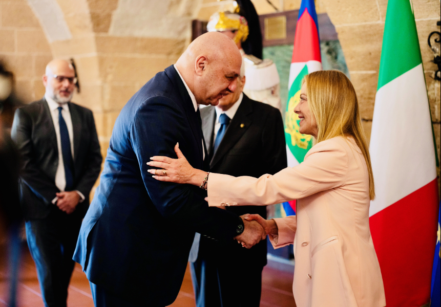 Giorgia Meloni recibe abucheos en Tarento 2026: el histórico encuentro con el presidente libanés