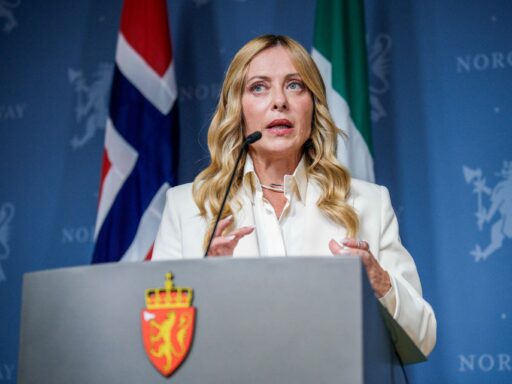 Giorgia Meloni anuncia un límite a los extranjeros en las escuelas de Italia