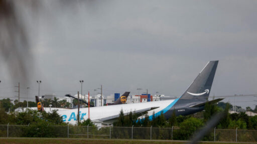 Avión de carga de Amazon se estrella en el Aeropuerto Internacional de Miami