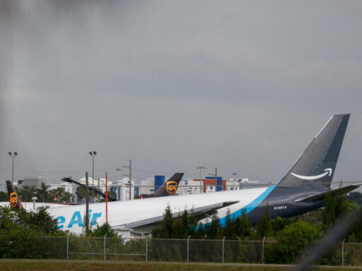 Avión de carga de Amazon se estrella en el Aeropuerto Internacional de Miami