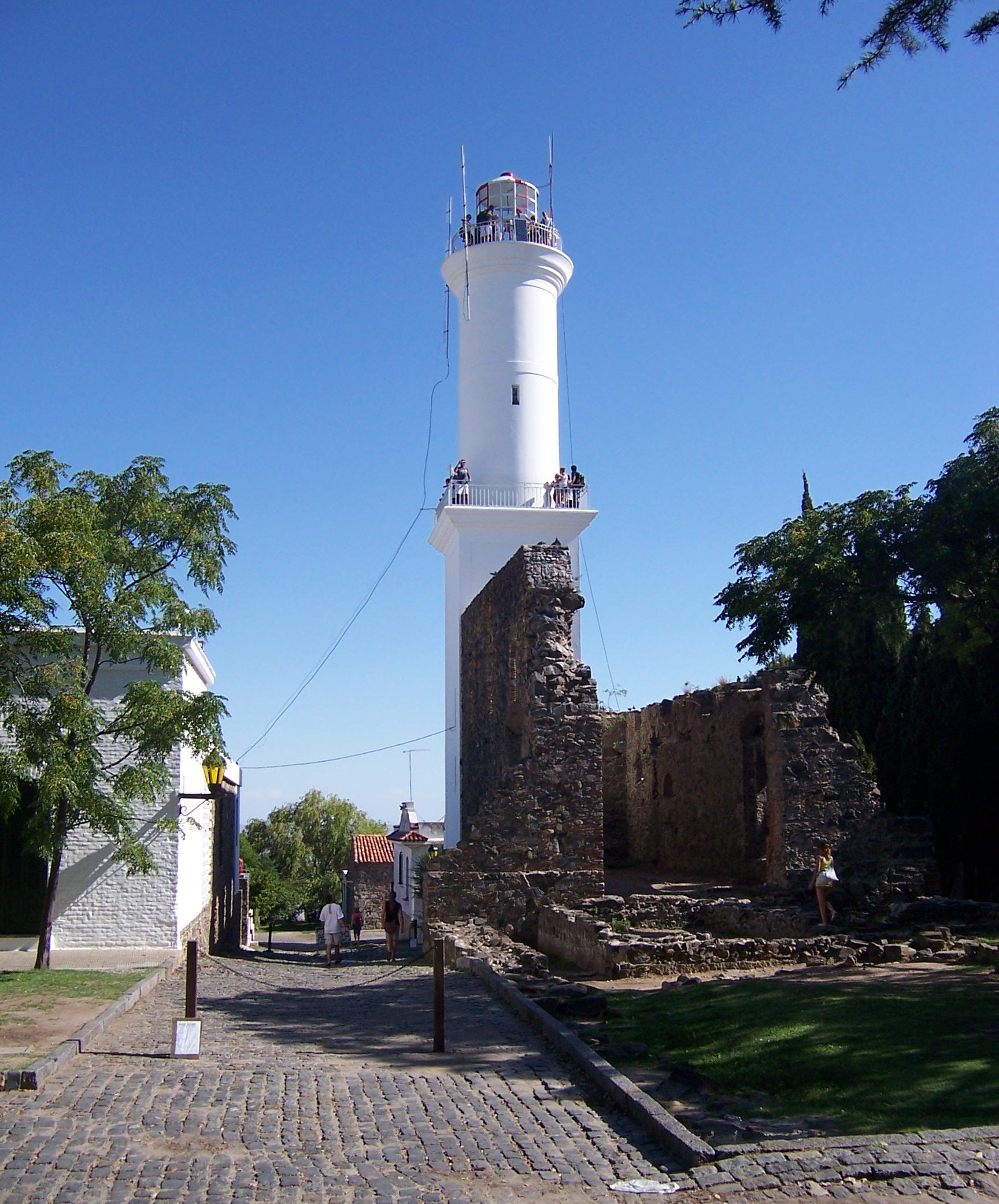 cierre de hoteles en Uruguay: vista del Faro de Colonia del Sacramento