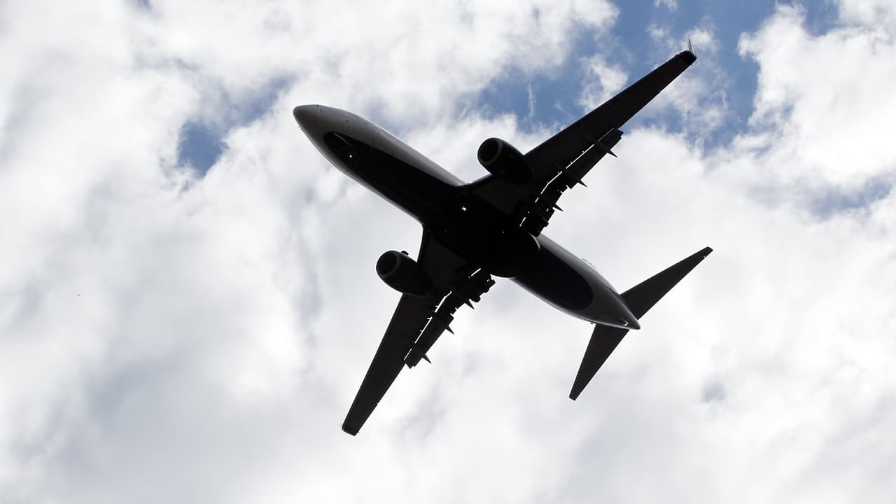 Aerolíneas internacionales cancelan vuelos a Venezuela tras alerta de acciones militares por parte de Estados Unidos