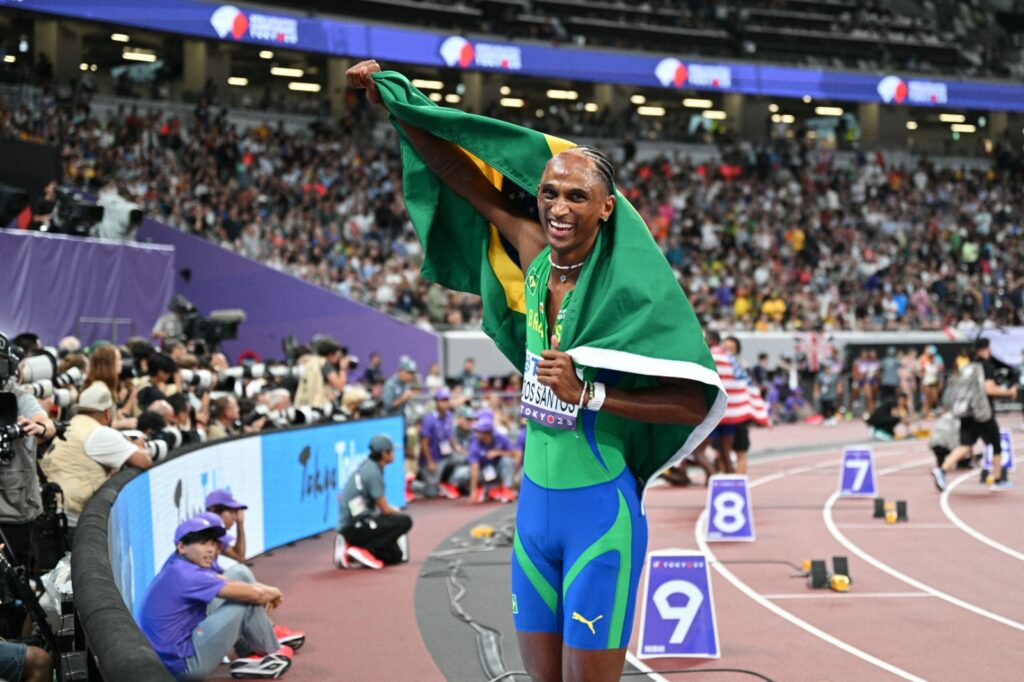 Alison Dos Santos bate récord mundial de 400 m vallas