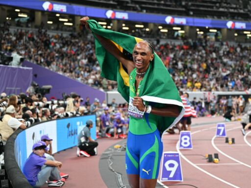 Alison Dos Santos bate récord mundial de 400 m vallas