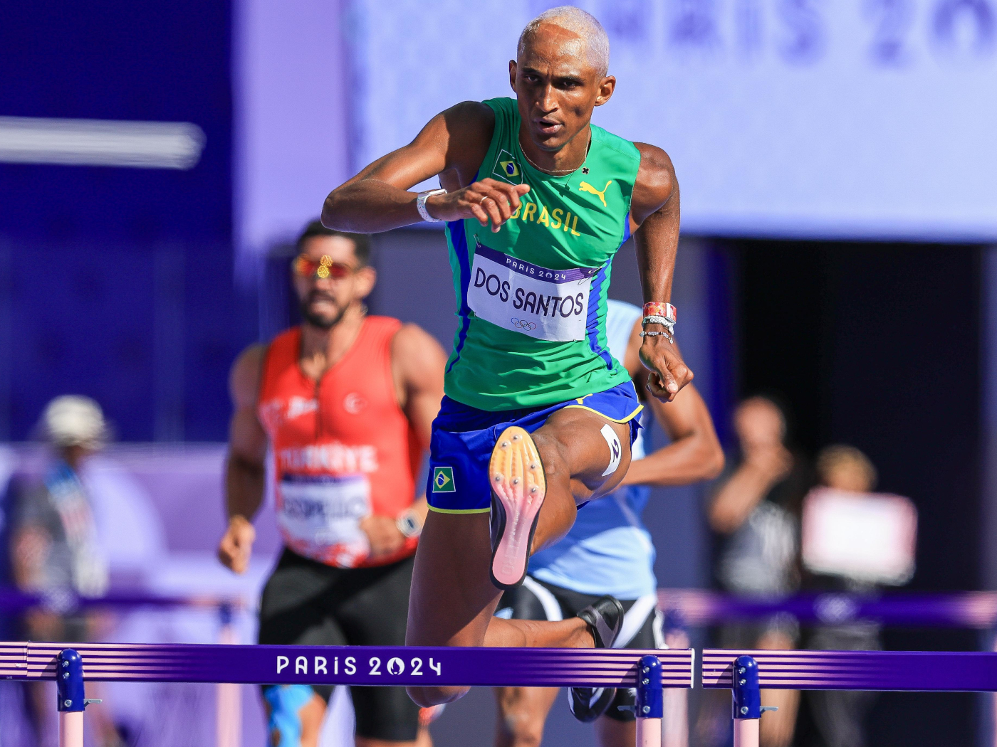 Alison Dos Santos bate récord mundial de 400 m vallas