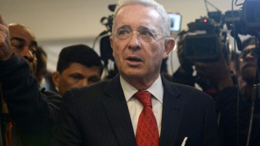 Álvaro Uribe, primer expresidente condenado a prisión domiciliaria por 12 años en Colombia