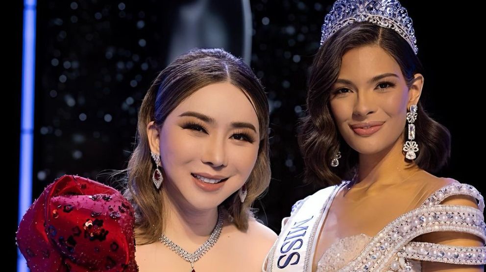 Anne Jakrajutatip, dueña de JKN Global Group, junto a una ganadora de Miss Universo