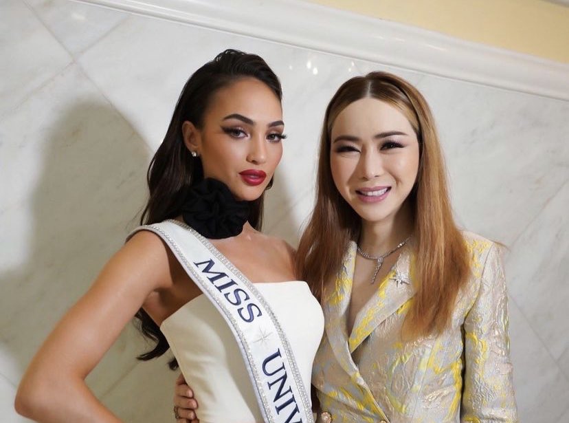 Anne Jakrajutatip con la ganadora de Miss Universo tras el acuerdo con JKN Global Group