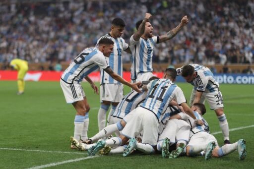 Argentina logra frustrante avance a los 4tos de final en el Mundial de fútbol