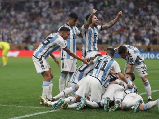 Argentina logra frustrante avance a los 4tos de final en el Mundial de fútbol