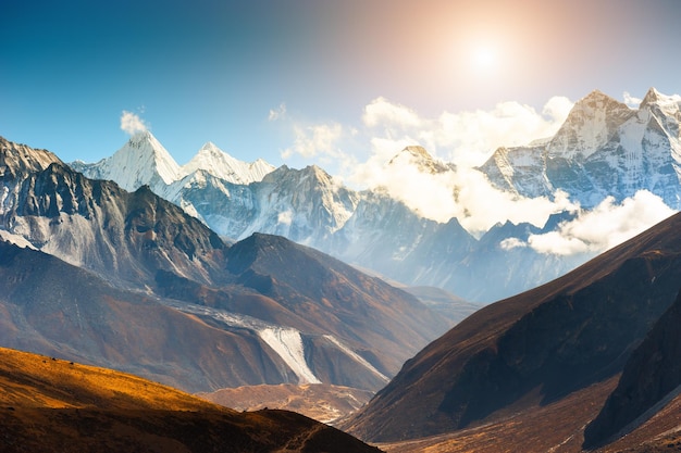 Avalancha en frontera Nepal‑Tíbet causa 350 muertos y desaparecidos
