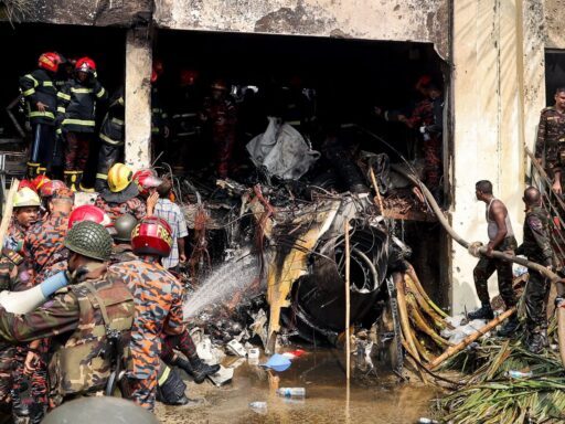 Avión militar se estrella en escuela y deja cerca de 20 fallecidos en Bangladesh