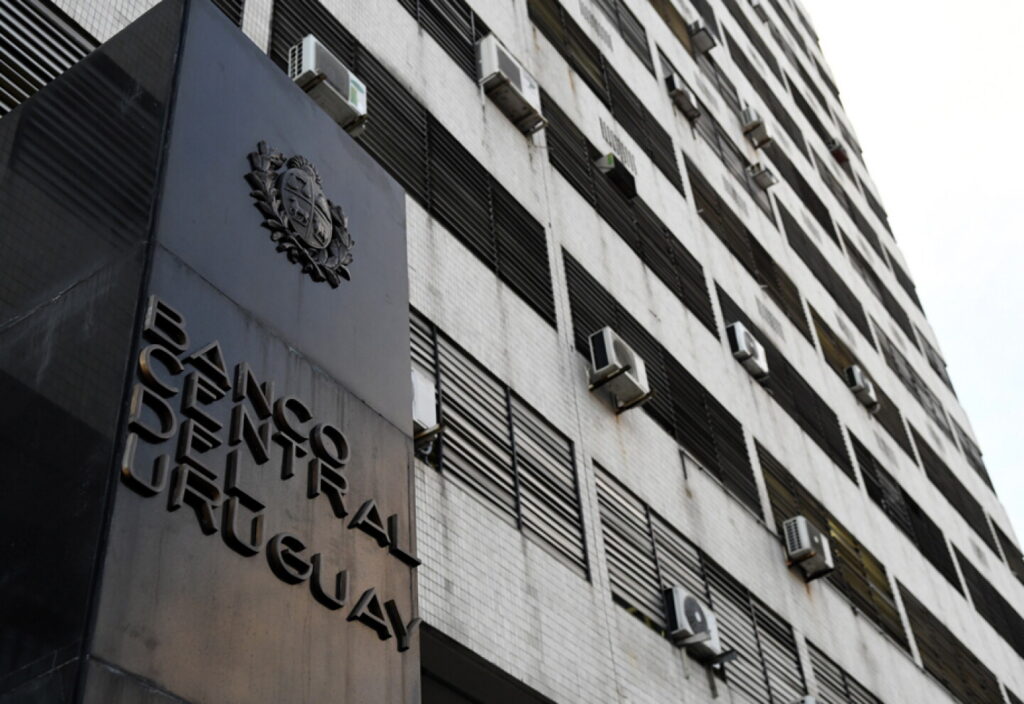 Banco Central de Uruguay establece nueva norma para ahorradores en dólares