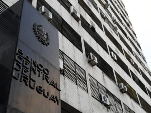 Banco Central de Uruguay establece nueva norma para ahorradores en dólares