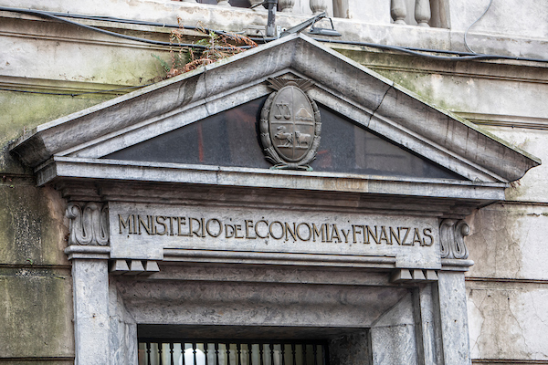 Banco Central de Uruguay establece nueva norma para ahorradores en dólares