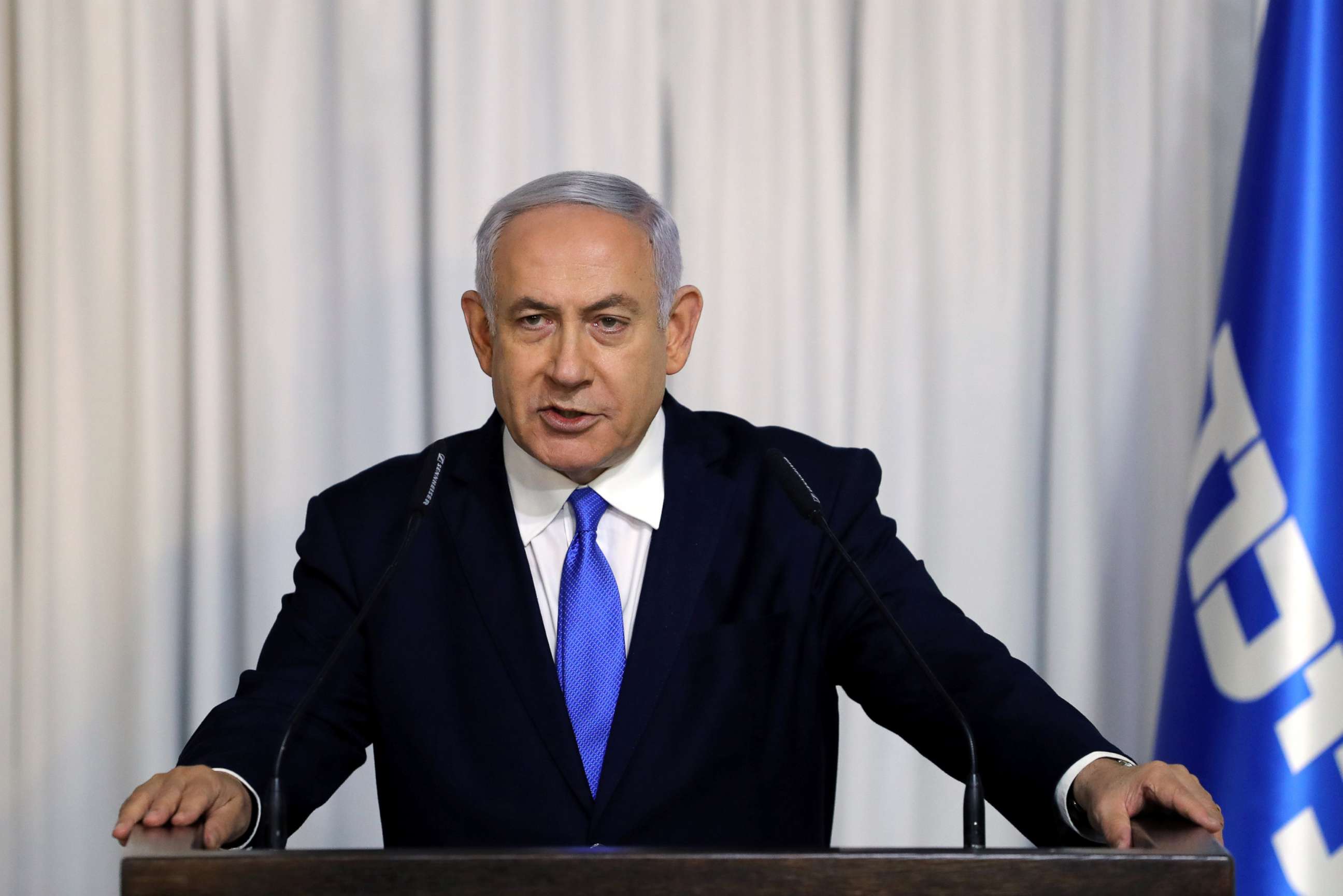 Benjamin Netanyahu hablando desde un podio en conferencia.