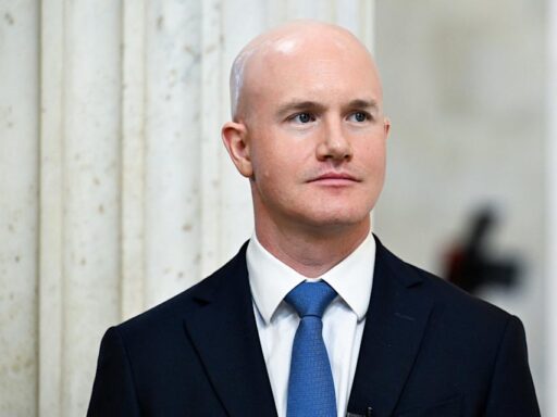 Brian Armstrong observando la cotización de Bitcoin en tiempo real