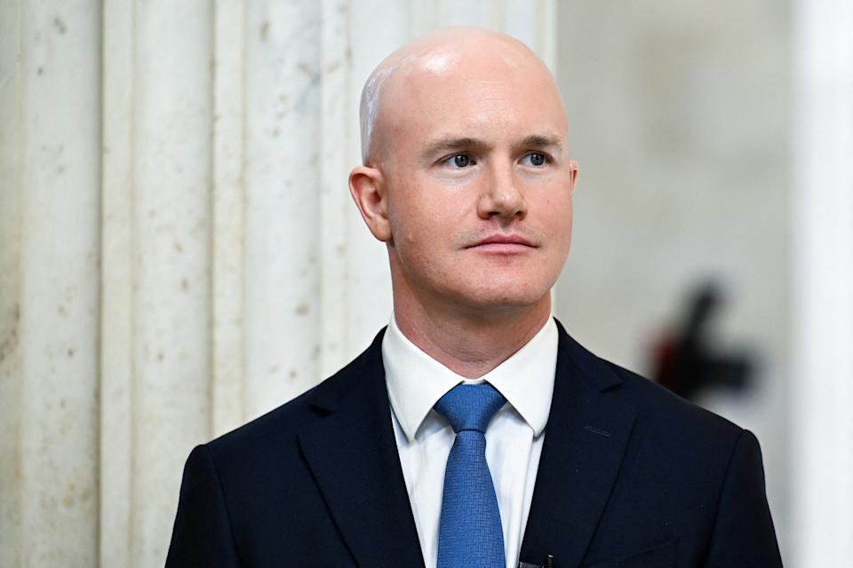 Brian Armstrong observando la cotización de Bitcoin en tiempo real