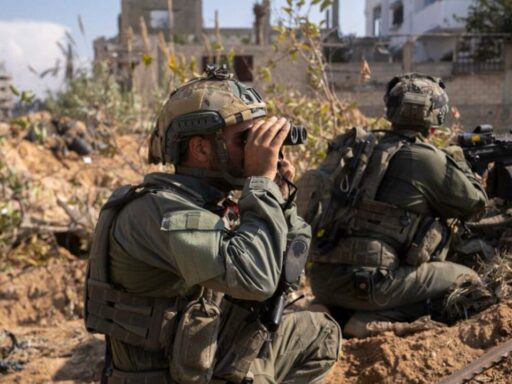 Imagen del bombardeo israelí sobre el sur del Líbano, con columnas de humo y explosiones