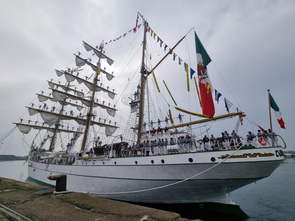 Buque Escuela mexicano choca contra el Puente de Brooklyn, dejando dos fallecidos