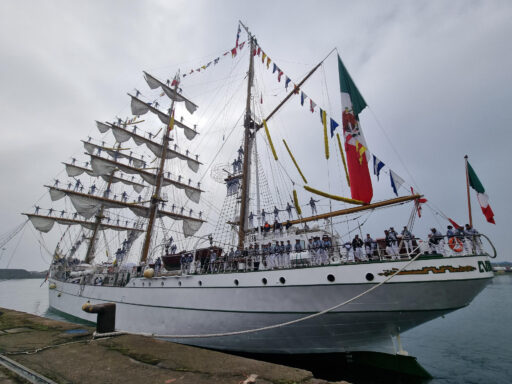 Buque Escuela mexicano choca contra el Puente de Brooklyn, dejando dos fallecidos