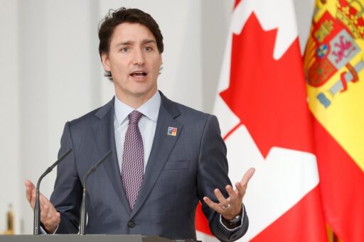 Foto de Justin Trudeau anunciando la eliminación de aranceles