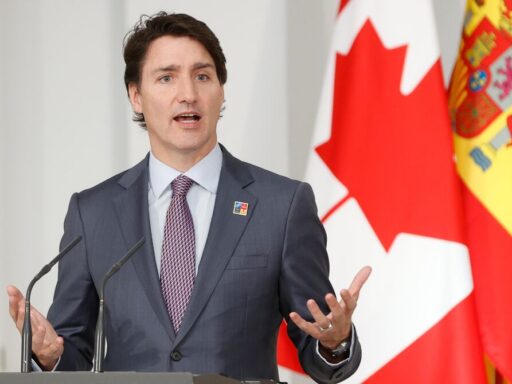 Foto de Justin Trudeau anunciando la eliminación de aranceles