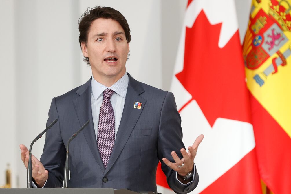 Foto de Justin Trudeau anunciando la eliminación de aranceles