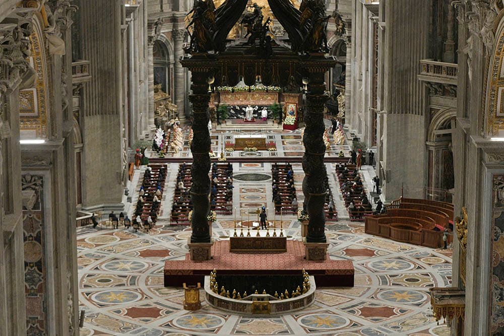 Ceremonia en la Basílica de San Pedro durante exequias papales.