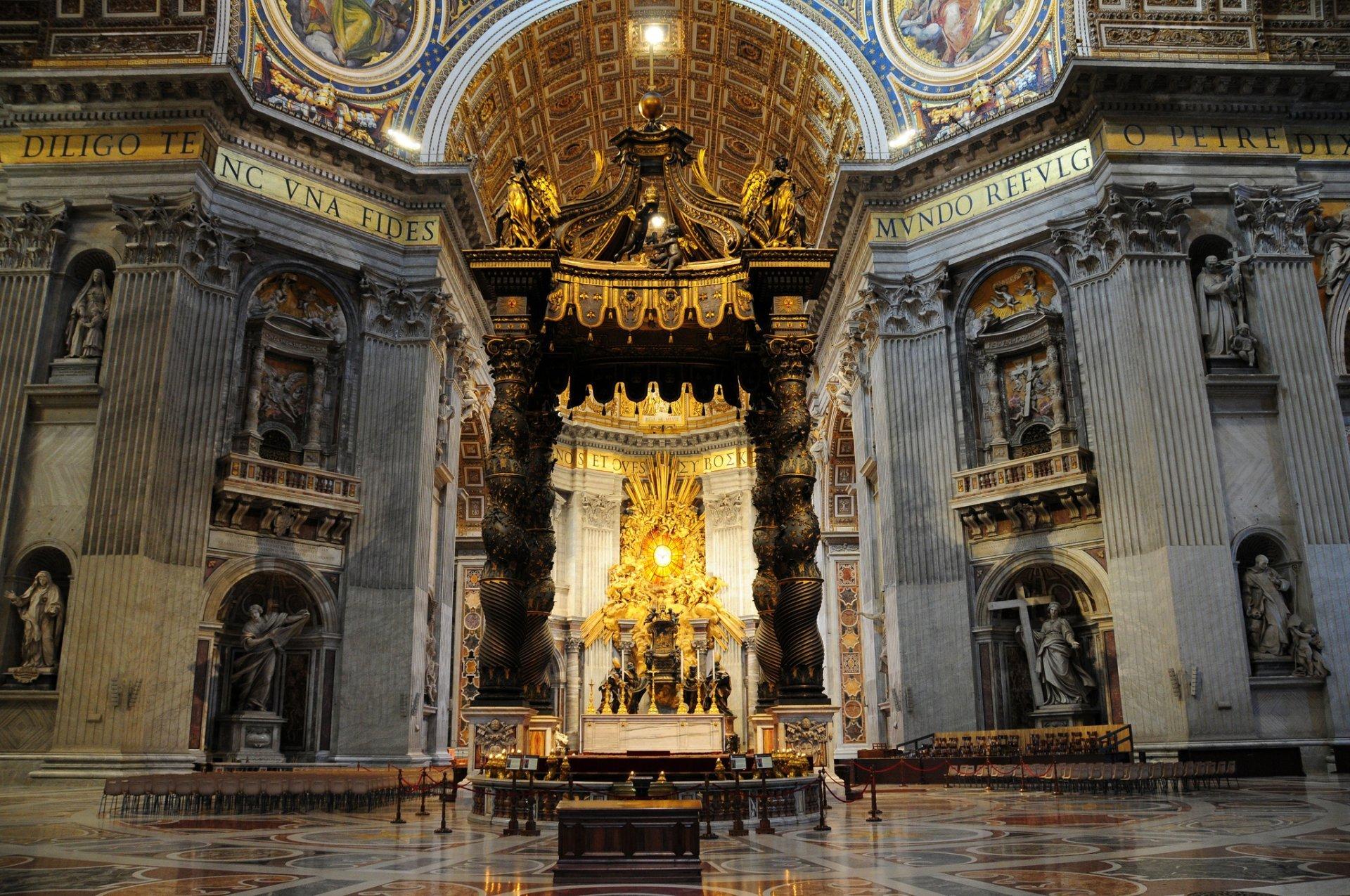 Interior de la Basílica de San Pedro en el Vaticano.
