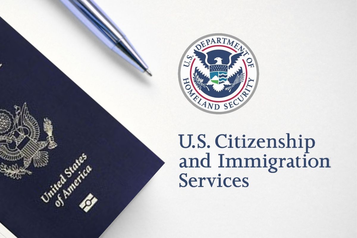 Pasaporte estadounidense y bolígrafo sobre fondo blanco