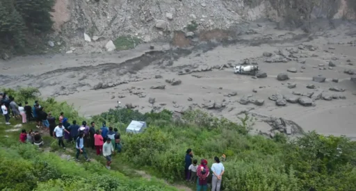 China y Nepal pausan rescates por riesgo de desborde en frontera