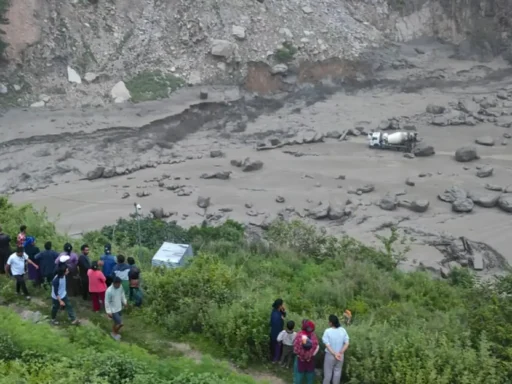 China y Nepal pausan rescates por riesgo de desborde en frontera