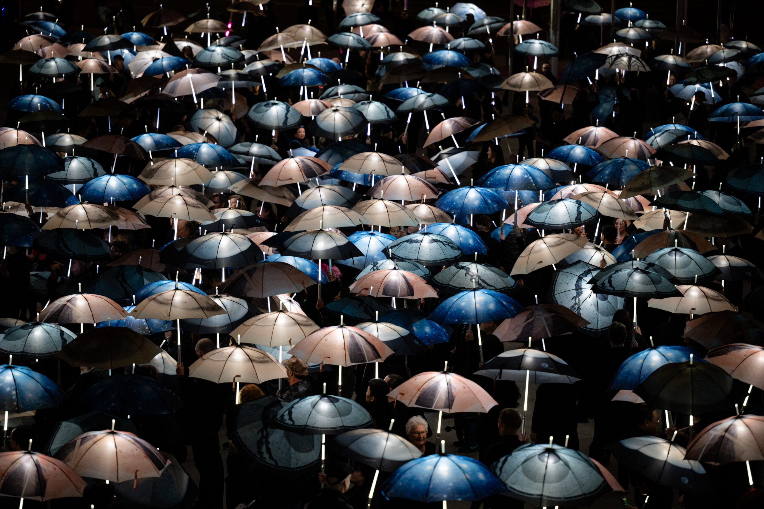 aespa - Reacción del público y la logística bajo la lluvia — Foto: The Mercury News