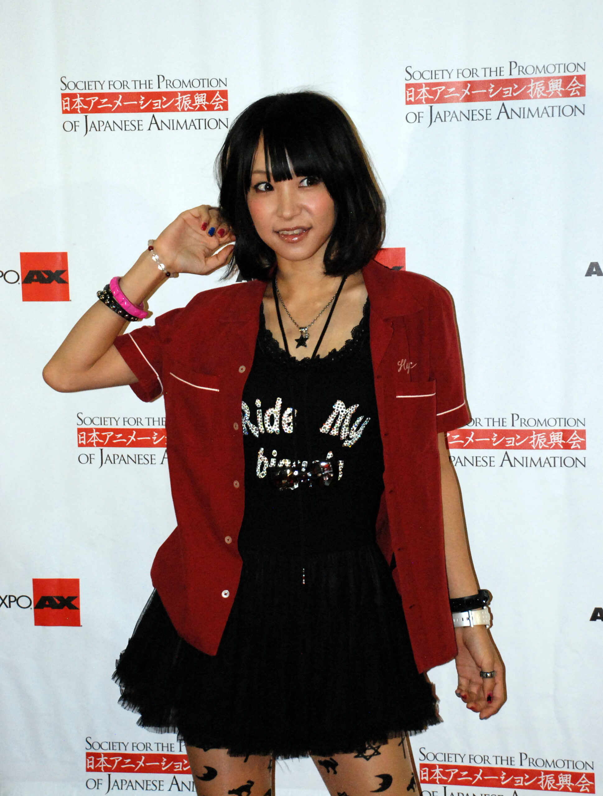 lisa lanza single rindiendo - Una estrategia empresarial que redefine la industria musical — Foto: Erika_Rodriguez (Kika, a Major staff(owner, regarding to http://about.me/erikarodriguez) of Retornoanime.com, see http://retornoanime.com/staff and http://about.me/erikarodriguez), CC BY-SA 2.0