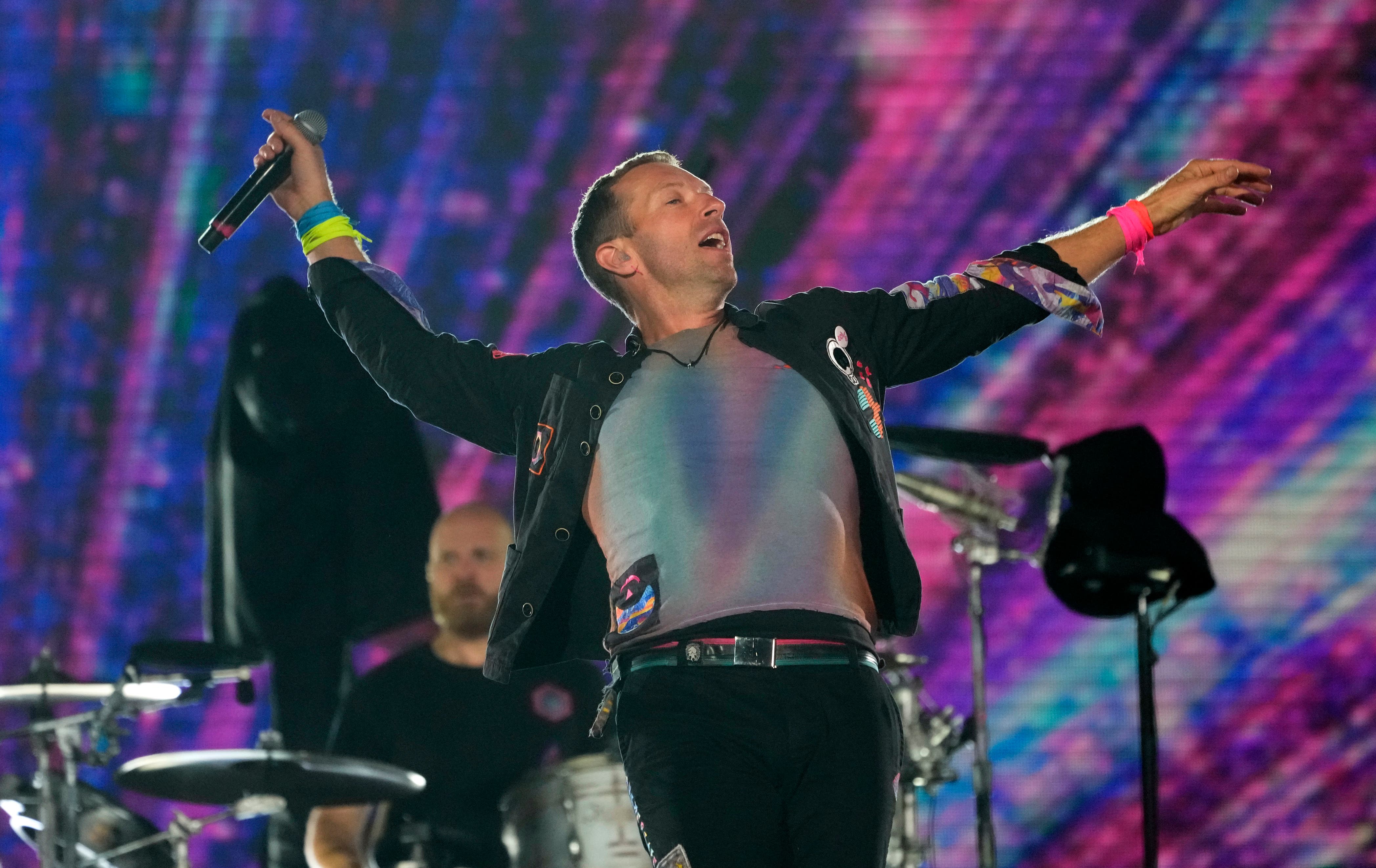 Coldplay bajo fuego: críticas al líder por pedir “envíen amor” a la familia de Charlie Kirk
